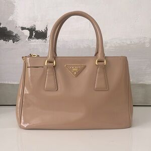 PRADA Saffiano Vernice Small Galleria Double Zip Tote Cammeo